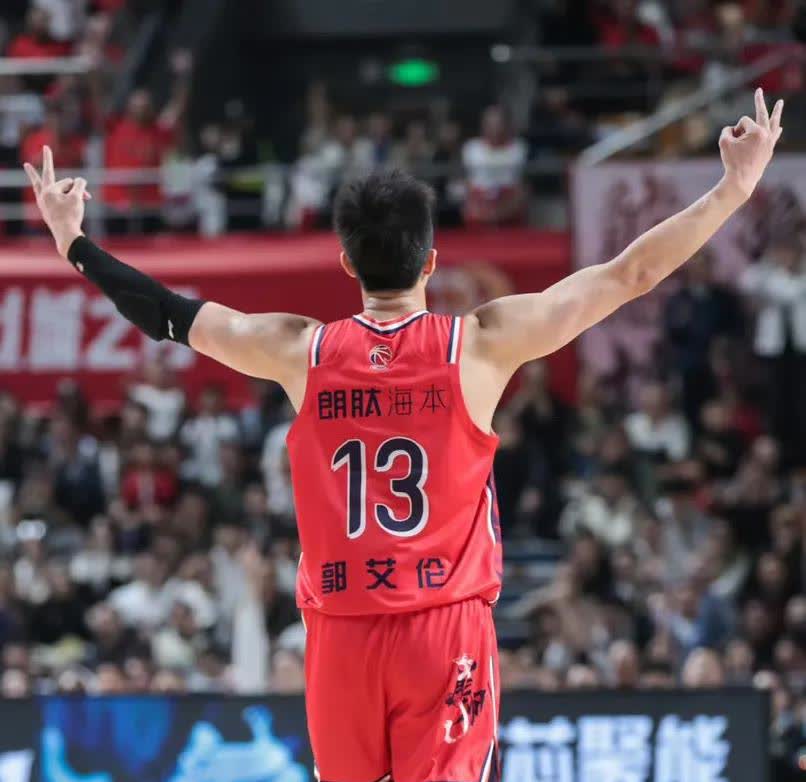  总决赛战况：广州队防线稳固，那不勒斯进攻受阻，郭艾伦成最佳